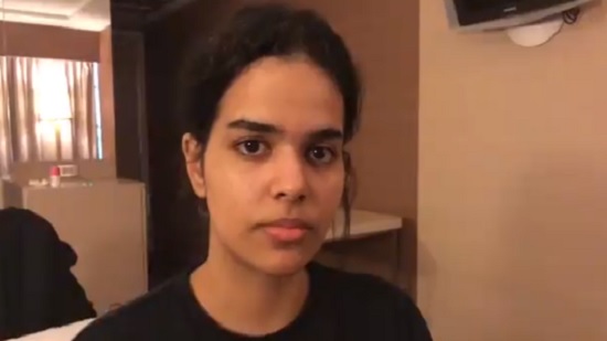 قصة هروب الفتاة السعودية رهف القانون في 10 معلومات.. هاتفها وناشطة مصرية أنقذا حياتها
