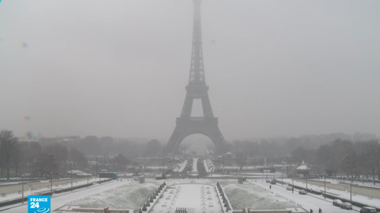  شاهد .. باريس تغرق في الثلج 