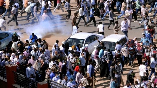  آلاف المتظاهرين في السودان يطالبون البشير بالتنحي
