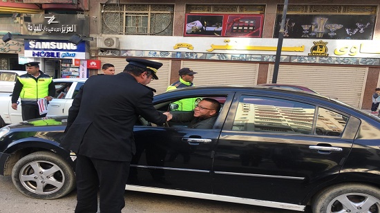  بالصور.. شرطة السويس توزع الورود واعلام مصر على المواطنين 
