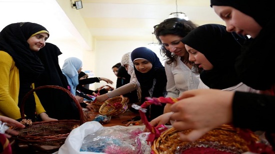 الفايننشال تايمز : النساء السوريات أصبحن يعملن خارج منازلهن 
