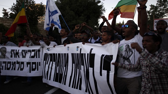 أثيوبيين يعيشون في إسرائيل يتظاهرون ضد التمييز
