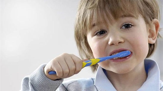 كارثة صحية يسببها معجون الأسنان للأطفال من 3 إلى 6 سنوات
