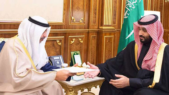 ولي العهد السعودي، الأمير محمد بن سلمان، خلال لقائه نائب وزير شؤون الديوان الأميري بالكويت، محمد عبد الله المبارك الصباح