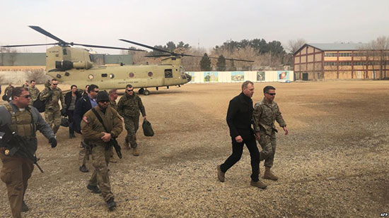 وزير الدفاع الأميركي بالوكالة أثناء وصوله إلى العاصمة الأفغانية كابل