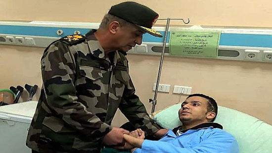 رئيس الأركان يزور مصابي القوات المسلحة بالمجمع الطبي بكوبري القبة 