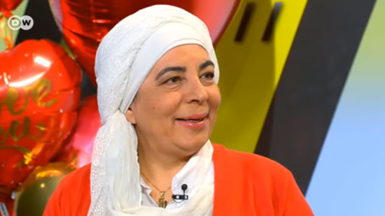 بالفيديو .. مسلمة سورية تزوجت من مسيحي ألماني : يجب أن ننظر إلى الدين بنظرة مختلفة 