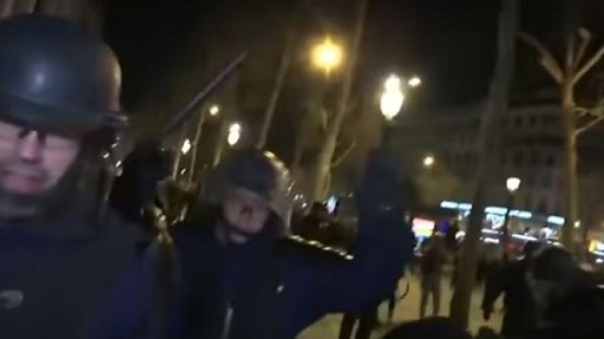  بالفيديو.. قوات الأمن الفرنسية تضرب مراسل العربية لإبعاده عن تغطية مظاهرات السترات الصفراء
