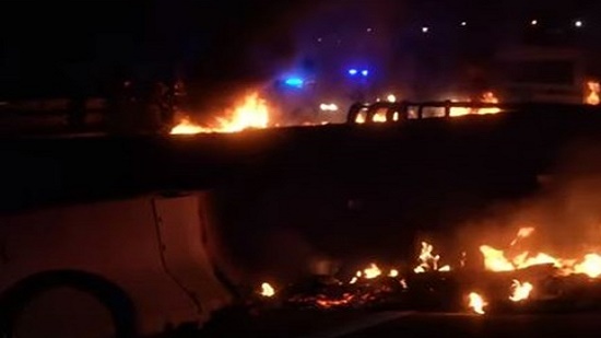 بالفيديو.. متظاهرون يشعلون النار لإغلاق إحدى الطرق السريعة في كتالونيا