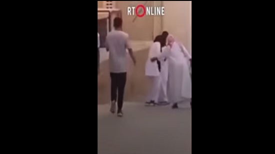 فيديو...مسن سعودي يتحرش بممرضة
