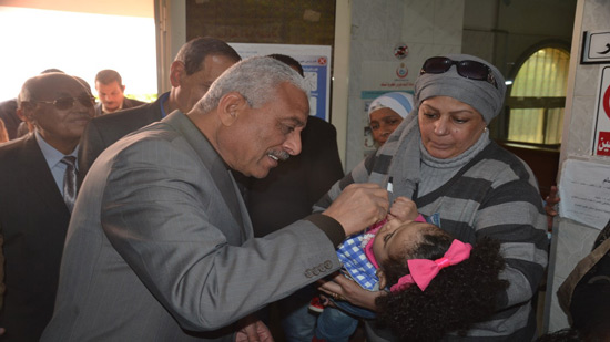  محافظ السويس يشارك في حملة تطعيم ضد شلل الأطفال