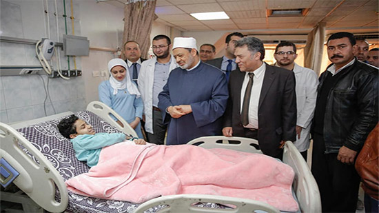 شيخ الأزهر يزور مصابي تفجير الدرب الأحمر في مستشفى الحسين الجامعي