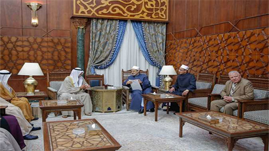 وزير التسامح الإماراتي يسلم شيخ الأزهر درع الجائزة العالمية للأخوة الإنسانية