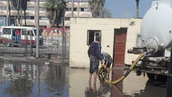 بالصور .. محافظ الشرقية يتابع عملية شفط تجمعات مياه الأمطار من الشوارع 