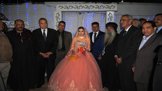  الهجان والانبا كيرلس في حفل زفاف عروس بدار ايتام