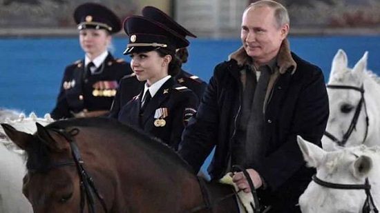 شاهد.. هكذا احتفل بوتين مع جميلات الشرطة الروسية بـ اليوم العالمي للمرأة