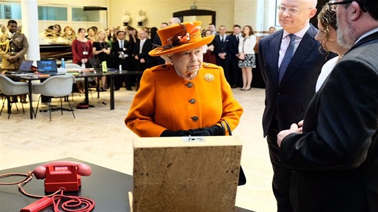 مفاجأة عن الكمبيوتر يكشفها أول منشور لملكة بريطانيا على انستجرام