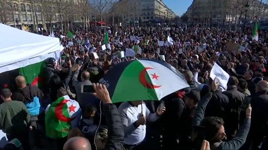 مظاهرات الجزائرين ضد بوتفليقة تنتقل لفرنسا والصحف تهاجمة
