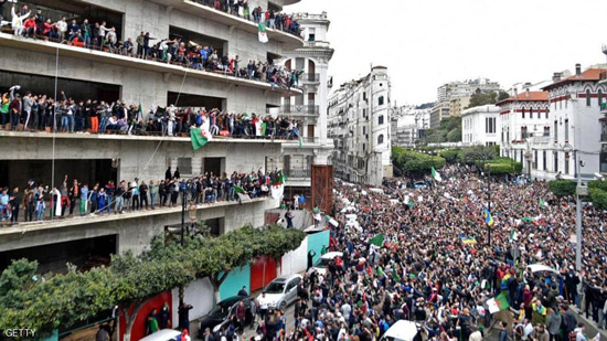 يواصل الجزائريون الاحتجاج في الشوارع