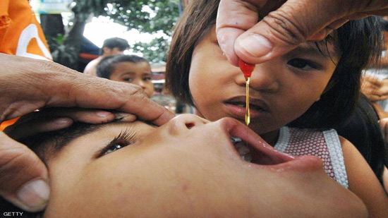 الآباء يخشون من اللقاحات على صحة أطفالهم مستقبلا.