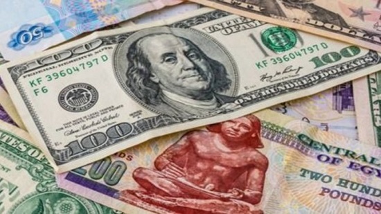  الدولار يتراجع أمام الجنية في البنوك المصرية
