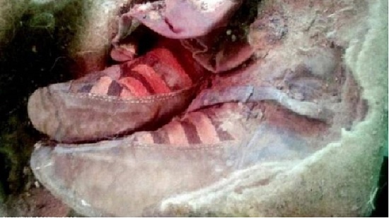 العثور على مومياء عمرها 1500 عام ترتدي حذاء من أديداس .. صور