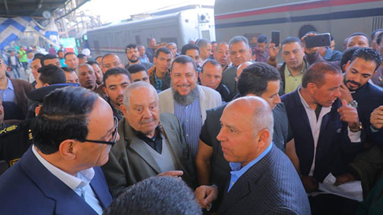 بالصور| في السابعة صباحًا.. كامل الوزير يزور محطة مصر ويستقل قطار طنطا