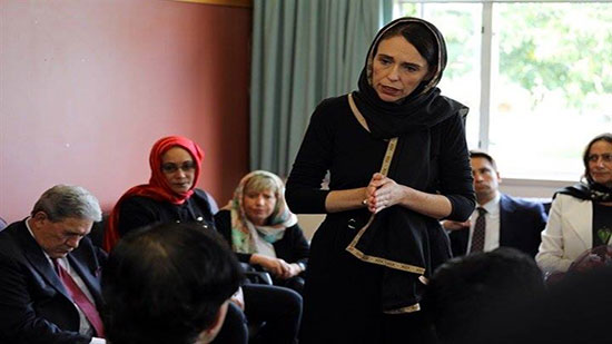  رئيسة وزراء نيوزيلندا ترتدي الحجاب تضامنا مع ذوي ضحايا الهجوم الإرهابي