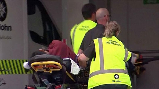 إعلامي يكشف سبب تأخر وصول قوات الأمن والإسعاف لموقع حادث نيوزلندا
