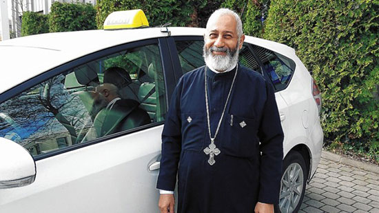  رجل دين قبطي يعمل سائق تاكسي 