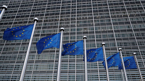 أعلام الاتحاد الأوروبي أمام مقر المفوضية الأوروبية في بروكسيل