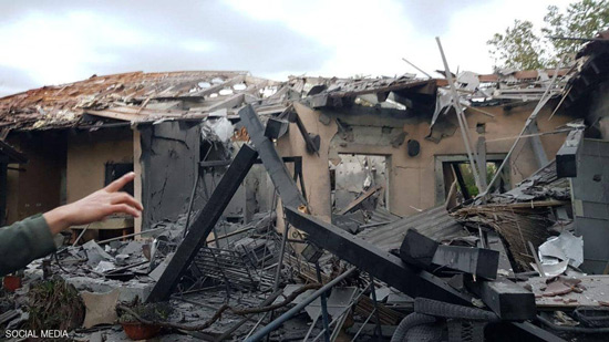 أحد الصواريخ سقط على منزلين وأشعل فيهما النيران.