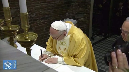 البابا فرنسيس يوقع الإرشاد الرسولي لسينودس الشباب 
