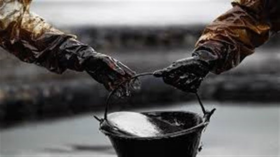 أسعار النفط تتراجع بعد زيادة في المخزون الأمريكي