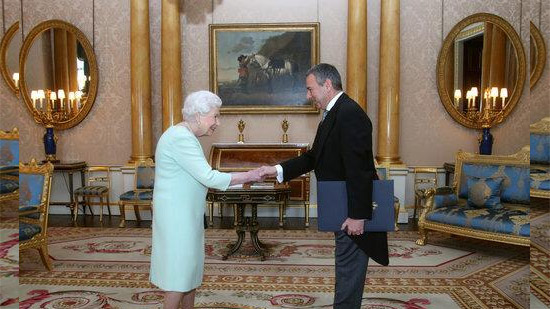 سفير مصر لدى بريطانيا يقدم أوراق اعتماده للملكة إليزابيث الثانية
