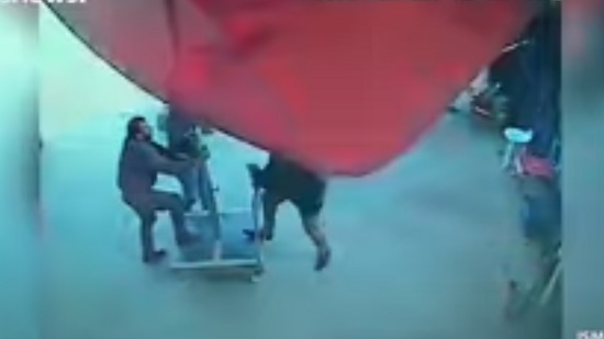 فيديو: رجل هب للمساعدة في تركيا.. فذهب مع الريح
