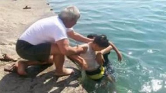 انتشال جثة طفل غرق بنهر النيل فى العياط
