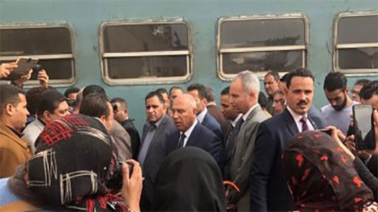 «غير راضٍ بمستوى الخدمة».. كامل الوزير يتفقد محطة مصر ويستقل قطار المناشي

