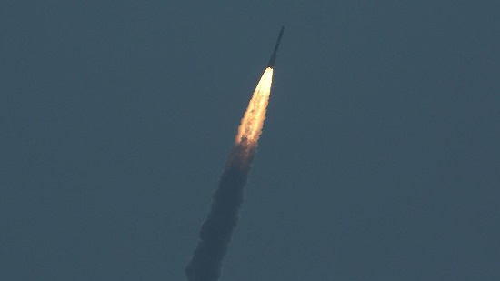  شاهد.. وكالة الفضاء الهندية تطلق 29 قمرا صناعيا

