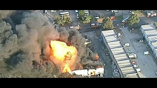 شاهد .. اندلاع حريق هائل في مصنع نفايات أسترالي