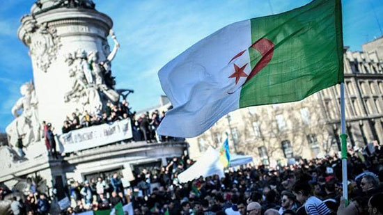 الوطن: الشعب الجزائري يطالب  بتغيير جذري للنظام ورموزه