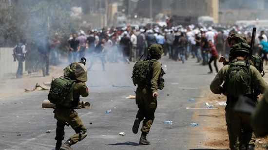 إصابة 14 فلسطينيا في اشتباكات مع الجيش الإسرائيلي
