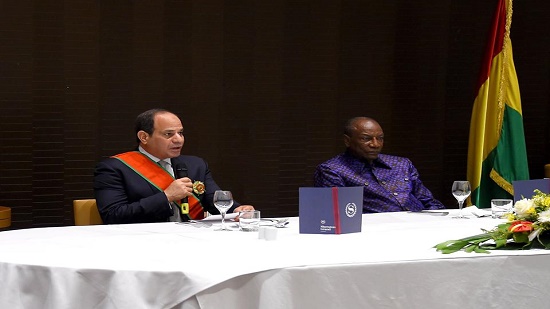  مأدبة عشاء للرئيس السيسي ورئيس غينيا يسلمه أرفع وسام في جمهورية غينيا
