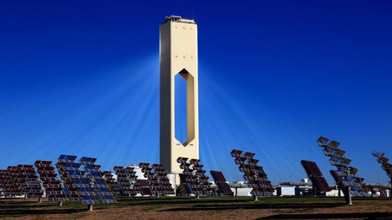 كيف تولد أبراج الطاقة الشمسية الكهرباء أثناء الليل ؟