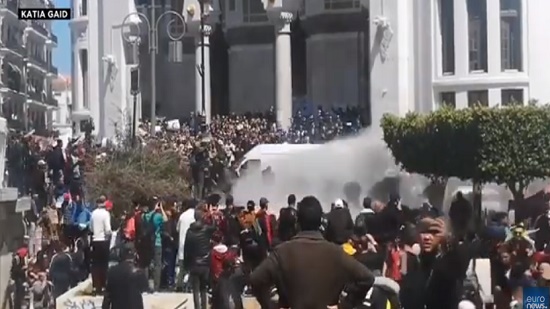 شاهد .. قوات الأمن الجزائرية تتصدى للمتظاهرين بخراطيم المياه
