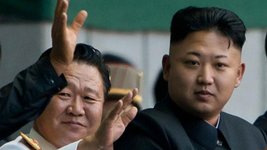 الرئيس الكوري الشمالي الجديد تشو ريونغ هاي إلى جانب الزعيم الكوري الشمالي كيم جونغ أون (أ.ف.ب)