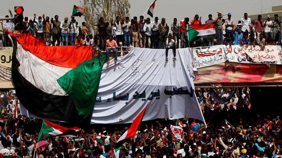 الجماهير السودانية تواصل مظاهراتها رغم عزل البشير.
