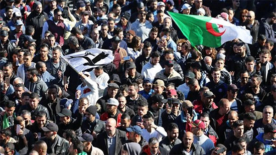 متظاهرون فى الجزائر يطالبون باستقالة وزير الداخلية .. فيديو
