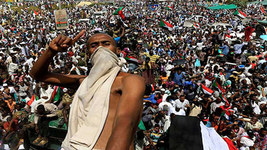 المتظاهرون يحتفلون باستقالة ابن عوف في السودان
