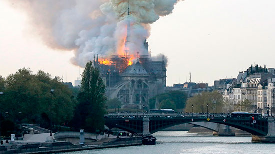  الرئيس الامريكى يطالب باستخدام الطائرات لاطفاء حريق كاتدرائية نوتردام 